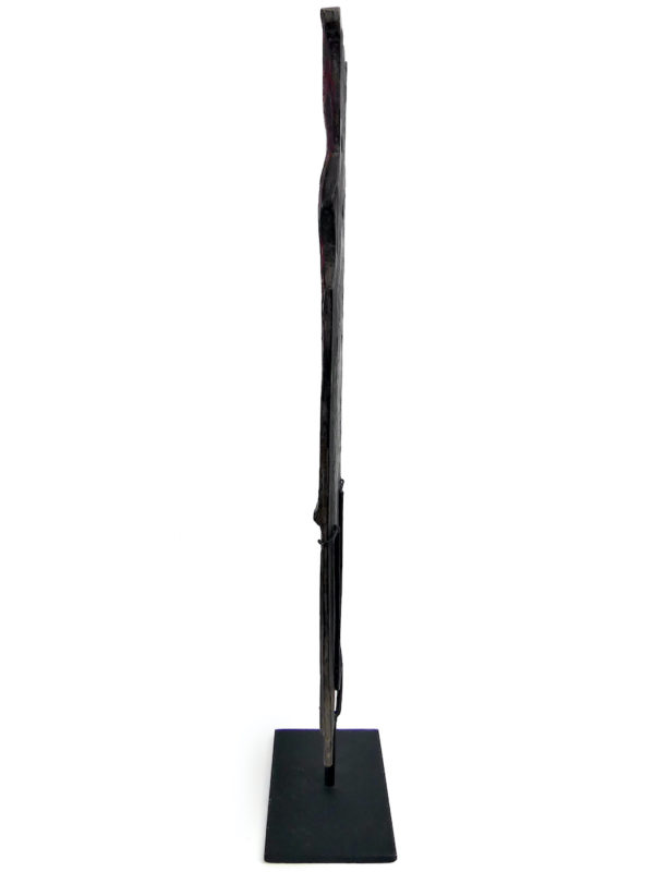 Calendrier divinatoire Dayak ancien en bois sculpté sur socle (profil)