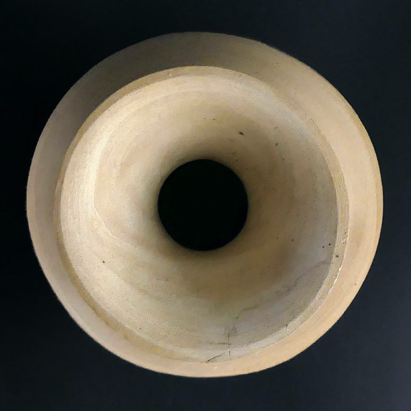 Long vase bombé en manguier naturel avec écorce en ceinture (dessus)