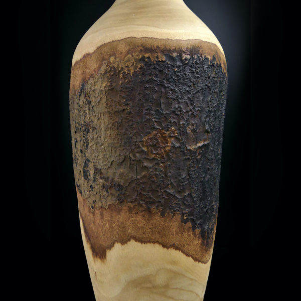 Long vase bombé en manguier naturel avec écorce en ceinture (détail)