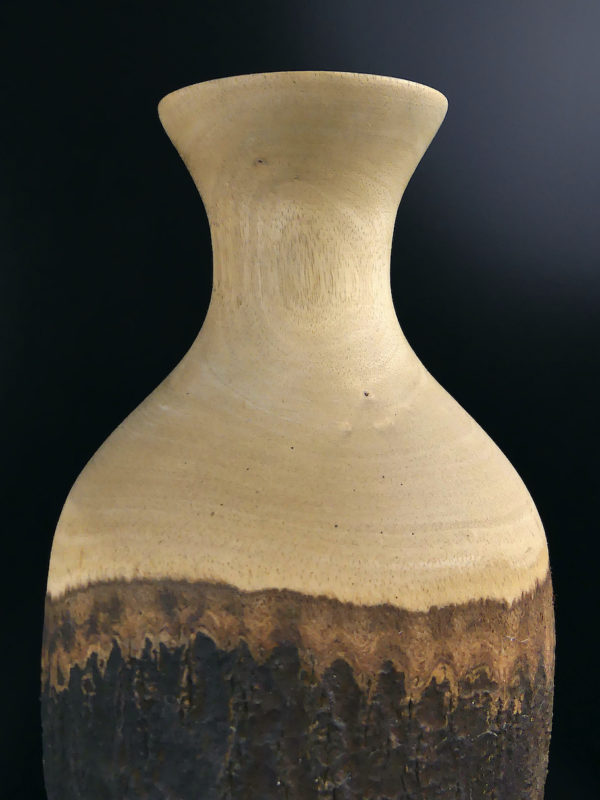 Long vase bombé en manguier naturel avec écorce en ceinture (détail)