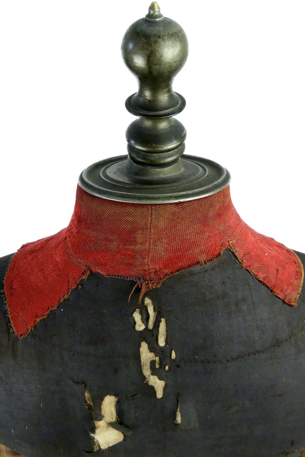 Grand buste de mannequin masculin STOCKMAN PARIS fin XIXe sur trépied (détail)