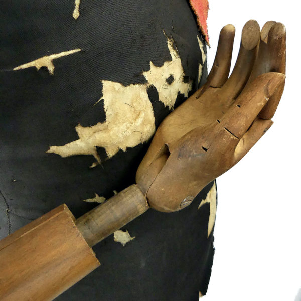 Grand buste de mannequin masculin STOCKMAN PARIS fin XIXe sur trépied (détail)