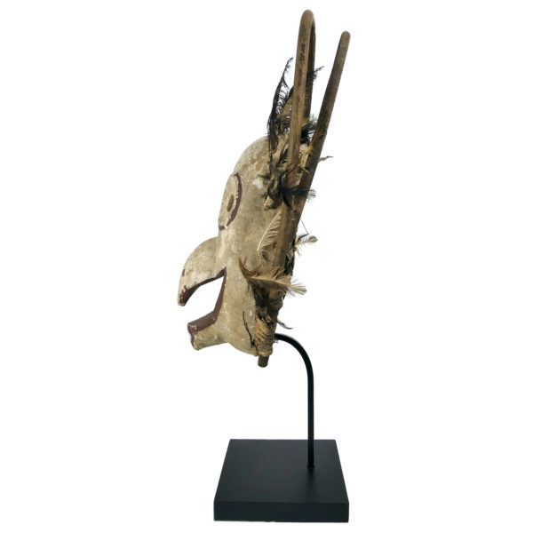Grand masque Esprit Oiseau céphalomorphe style Yupik sur pied (profil)