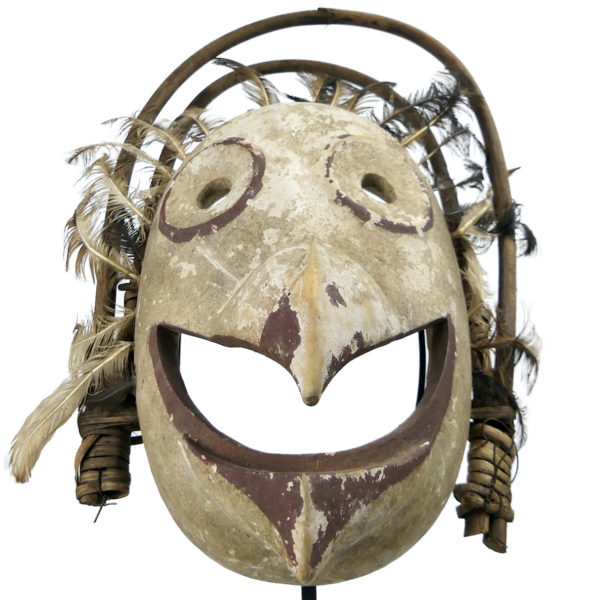Grand masque Esprit Oiseau céphalomorphe style Yupik sur pied (détail)