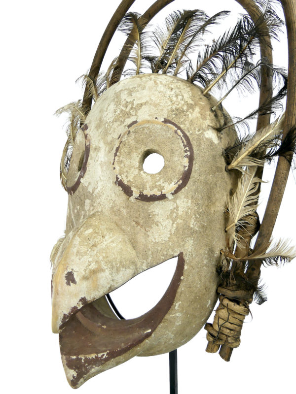 Grand masque Esprit Oiseau céphalomorphe style Yupik sur pied (détail)