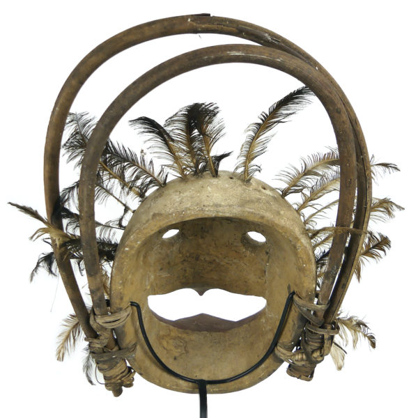 Grand masque Esprit Oiseau céphalomorphe style Yupik sur pied (détail)