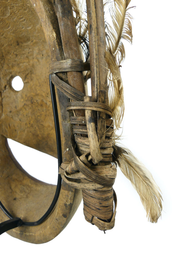 Grand masque Esprit Oiseau céphalomorphe style Yupik sur pied (détail)