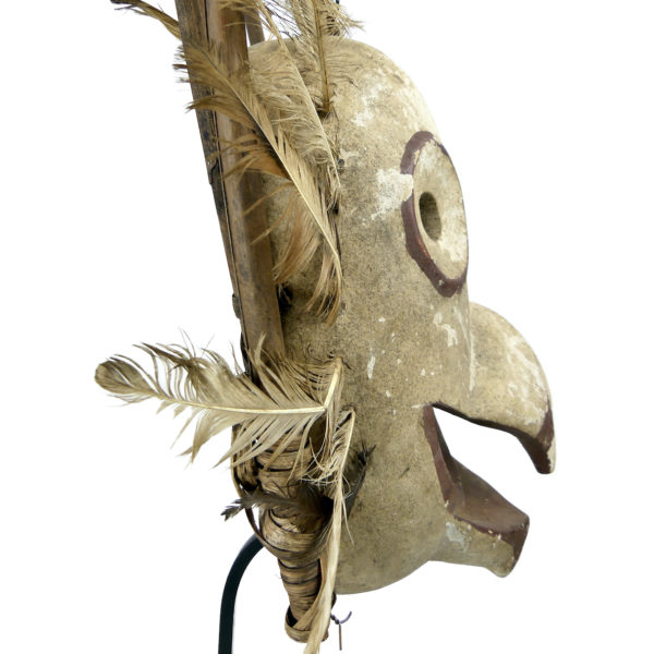 Grand masque Esprit Oiseau céphalomorphe style Yupik sur pied (détail)