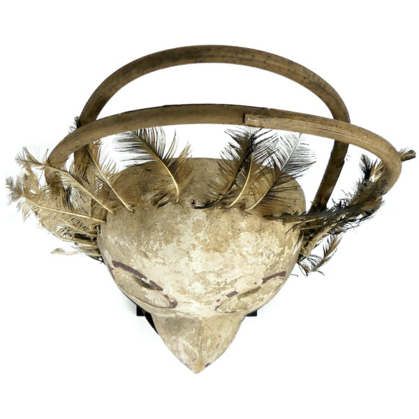 Grand masque Esprit Oiseau céphalomorphe style Yupik sur pied (dessus)