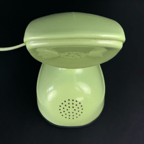 Téléphone Cobra Ericofon vert tendre de la marque suédoise LM Ericsson (dessus)