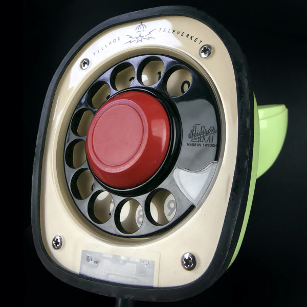 Téléphone Cobra Ericofon vert tendre de la marque suédoise LM Ericsson (dessous 3/4)