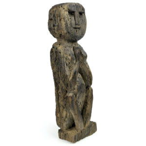 Statue protectrice féminine Putali népalaise ancienne en bois érodé (3/4)