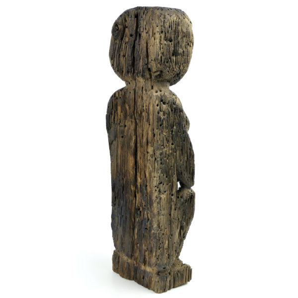 Statue protectrice féminine Putali népalaise ancienne en bois érodé (3/4 dos)