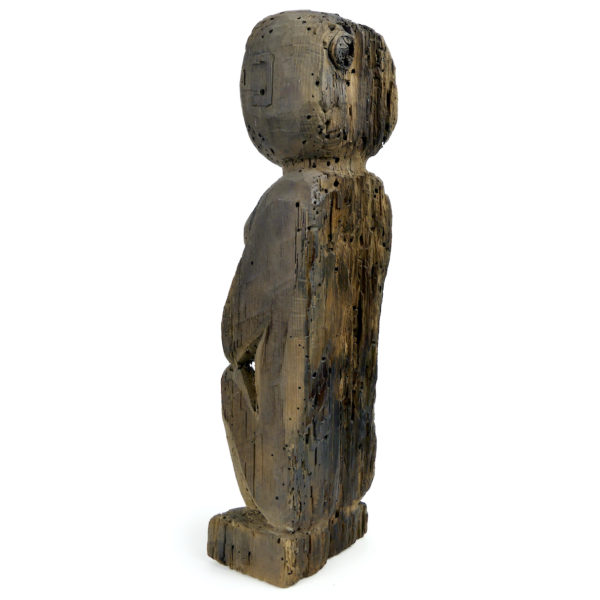 Statue protectrice féminine Putali népalaise ancienne en bois érodé (3/4 dos)