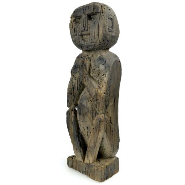 Statue protectrice féminine Putali népalaise ancienne en bois érodé (3/4)