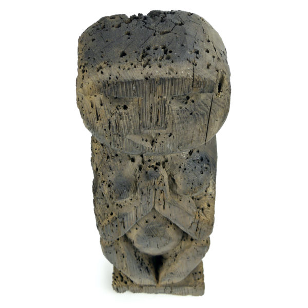 Statue protectrice féminine Putali népalaise ancienne en bois érodé (dessus 3/4)