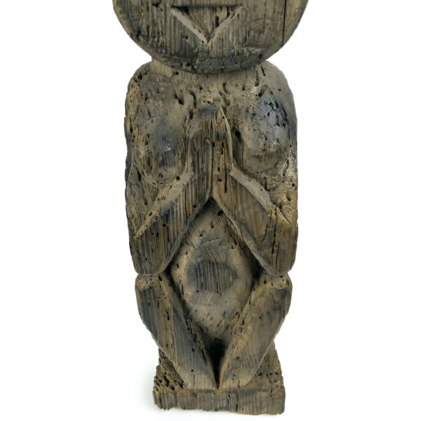 Statue protectrice féminine Putali népalaise ancienne en bois érodé (détail)