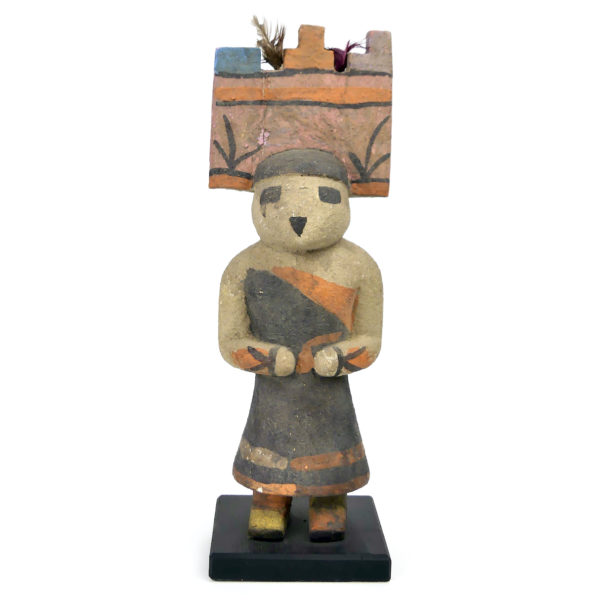 Poupée Kachina à Tabletta crénelée Hopi en bois léger polychrome (face)