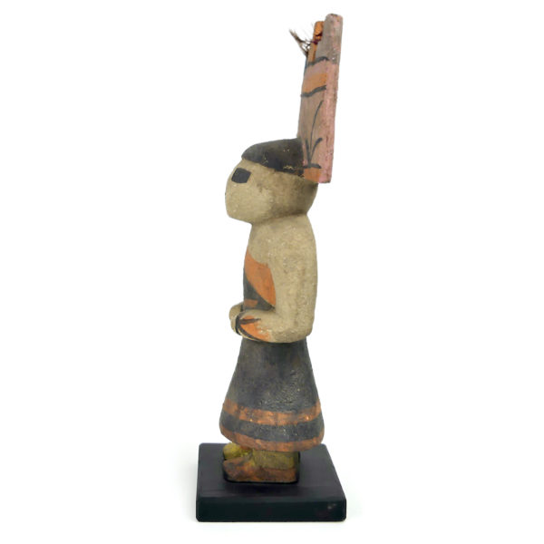 Poupée Kachina à Tabletta crénelée Hopi en bois léger polychrome (profil)