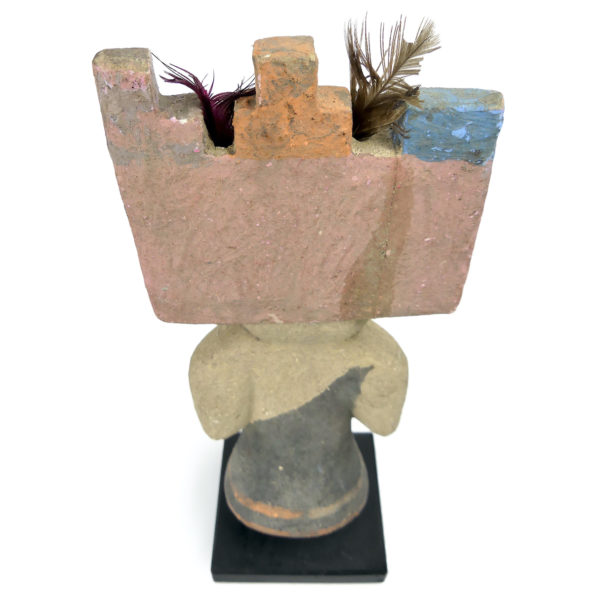 Poupée Kachina à Tabletta crénelée Hopi en bois léger polychrome (dessus 3/4 dos)