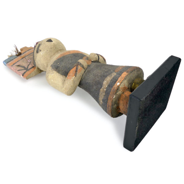 Poupée Kachina à Tabletta crénelée Hopi en bois léger polychrome (dessous 3/4)