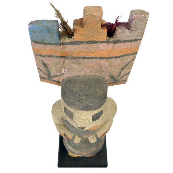 Poupée Kachina à Tabletta crénelée Hopi en bois léger polychrome (dessus 3/4)