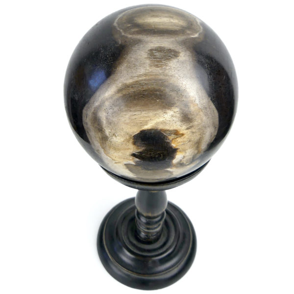 Boule de bois pétrifié du Miocène sur socle en bois tourné – Image 2
