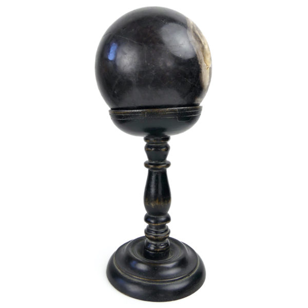 Boule de bois pétrifié du Miocène sur pied en bois tourné noir (profil)