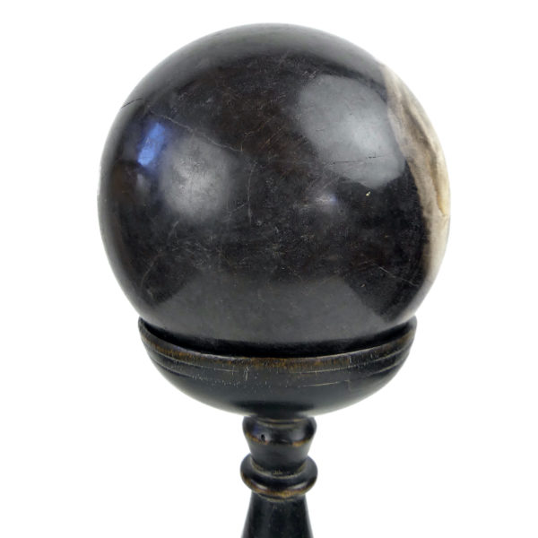 Boule de bois pétrifié du Miocène sur socle en bois tourné – Image 7