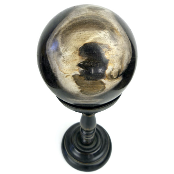 Boule de bois pétrifié du Miocène sur pied en bois tourné noir (dessus 3/4)