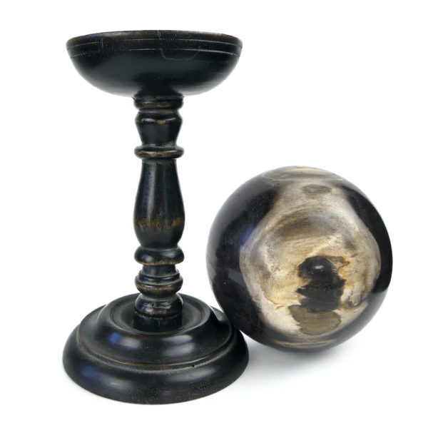 Boule de bois pétrifié du Miocène sur pied en bois tourné noir (face)
