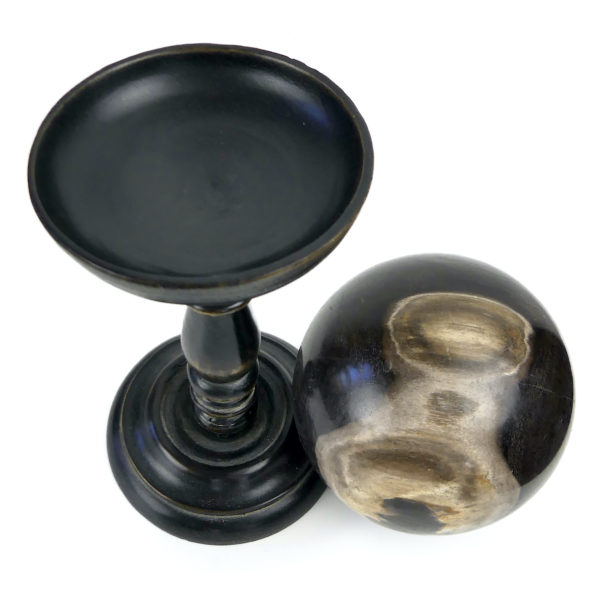 Boule de bois pétrifié du Miocène sur pied en bois tourné noir (dessus 3/4)