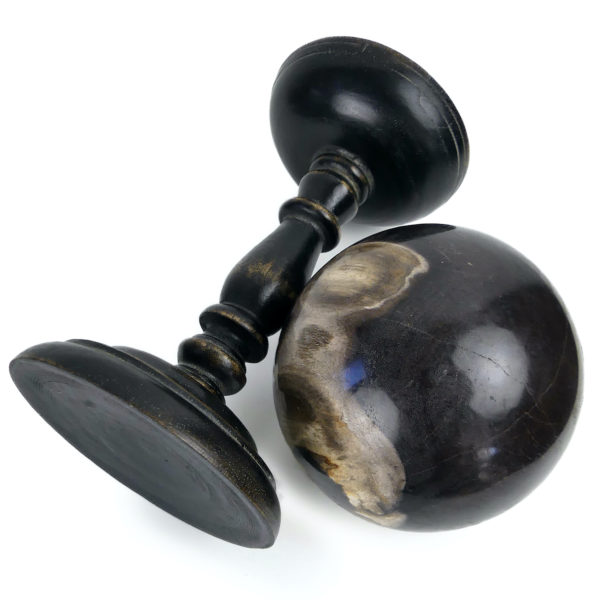 Boule de bois pétrifié du Miocène sur pied en bois tourné noir (dessous 3/4)