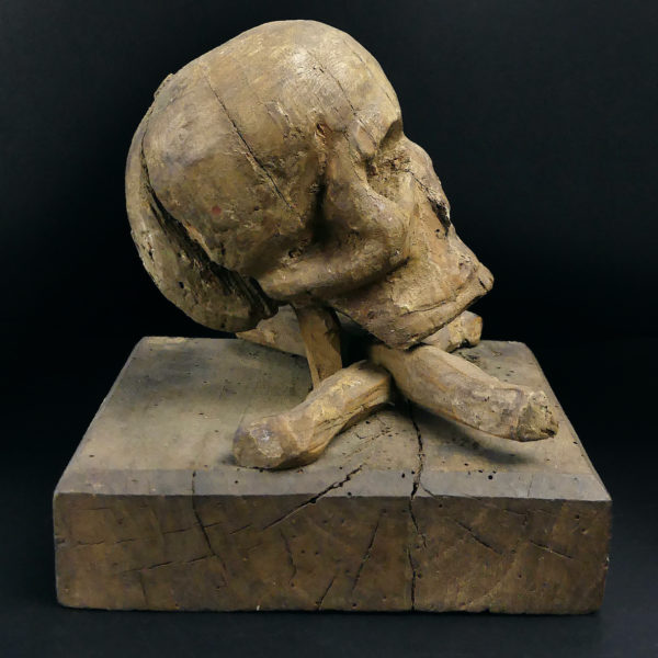 Crâne d’église ancien en bois sculpté Crâne d'Adam Vanitas Memento mori (profil)