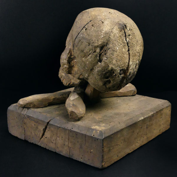 Crâne d’église ancien en bois sculpté Crâne d'Adam Vanitas Memento mori (3/4 dos)