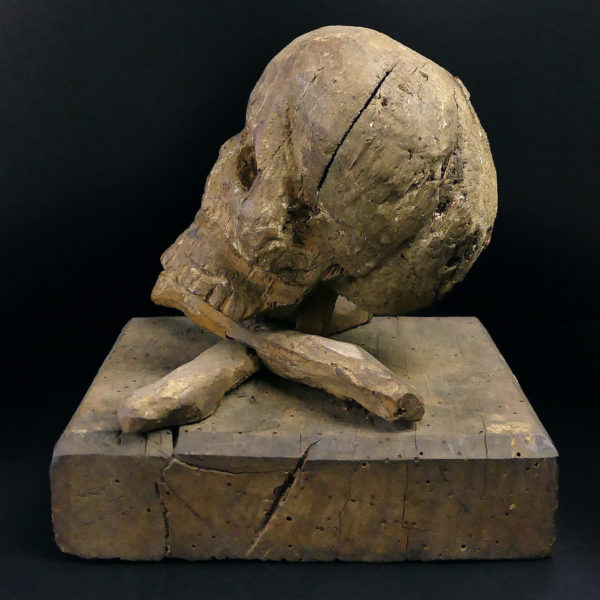 Crâne d’église ancien en bois sculpté Crâne d'Adam Vanitas Memento mori (profil)
