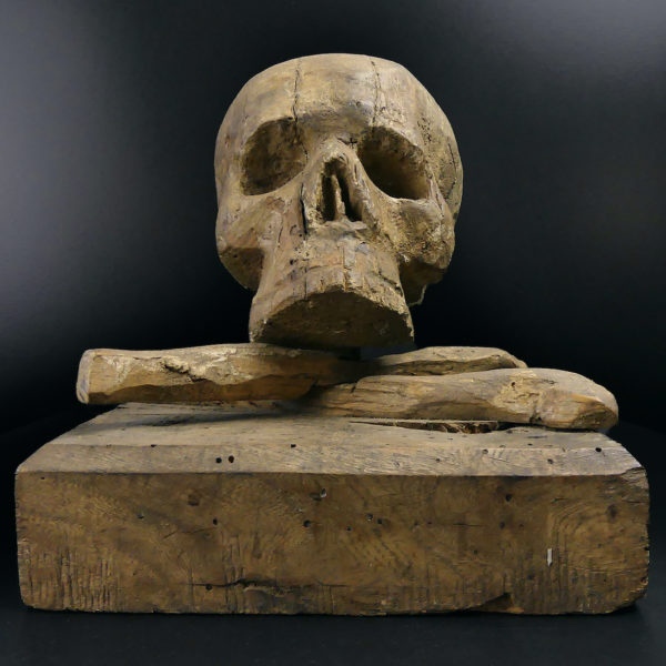Crâne d’église ancien en bois sculpté Crâne d'Adam Vanitas Memento mori (face)