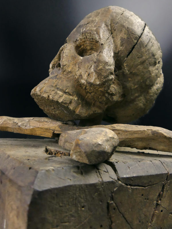Crâne d’église ancien en bois sculpté Crâne d'Adam Vanitas Memento mori (3/4)
