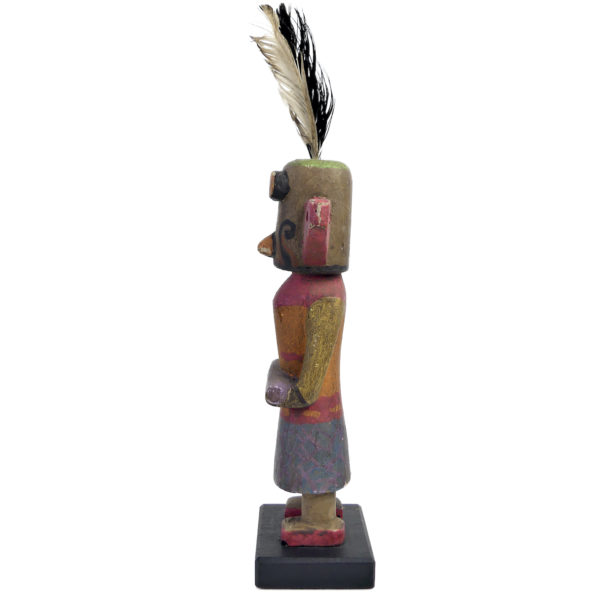 Poupée Kachina à petit bec et oreilles triangulaires Hopi en bois sur socle (profil)