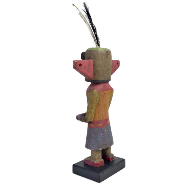 Poupée Kachina à petit bec et oreilles triangulaires Hopi en bois sur socle (3/4 dos)