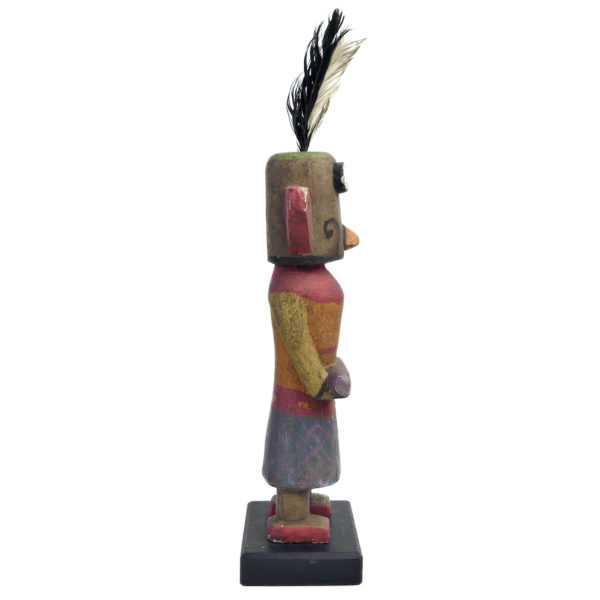 Poupée Kachina à petit bec et oreilles triangulaires Hopi en bois sur socle (profil)