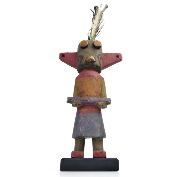 Poupée Kachina à petit bec et oreilles triangulaires Hopi en bois sur socle (face)