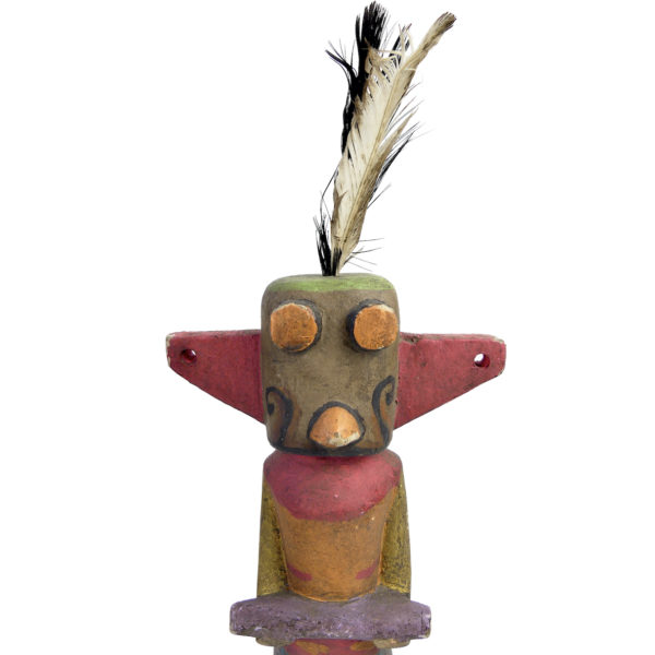 Poupée Kachina à petit bec et oreilles triangulaires Hopi en bois sur socle (détail)
