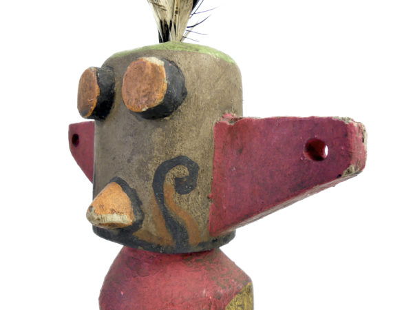 Poupée Kachina à petit bec et oreilles triangulaires Hopi en bois sur socle (détail)