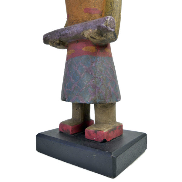 Poupée Kachina à petit bec et oreilles triangulaires Hopi en bois sur socle (détail)