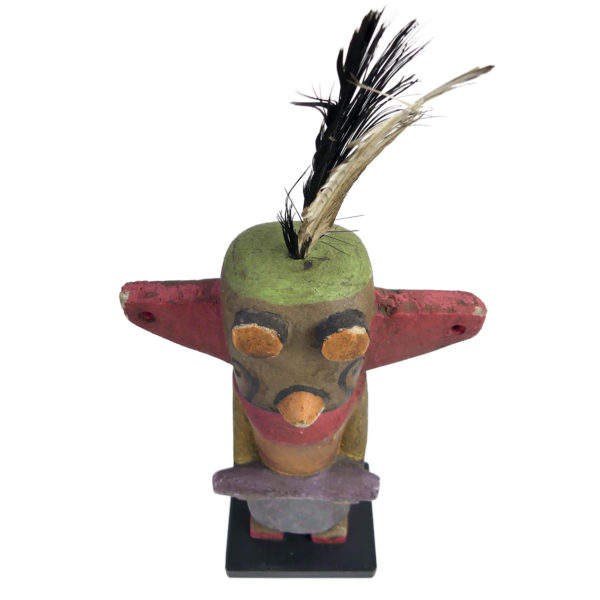 Poupée Kachina à petit bec et oreilles triangulaires Hopi en bois sur socle (dessus 3/4)