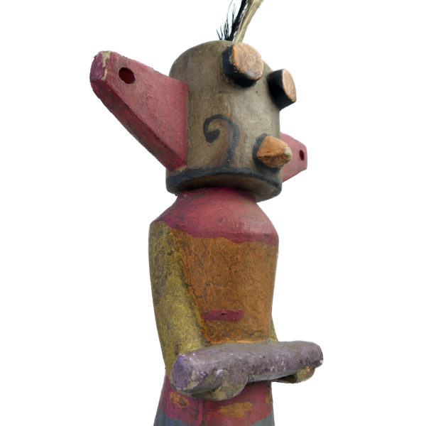 Poupée Kachina à petit bec et oreilles triangulaires Hopi en bois sur socle (détail)