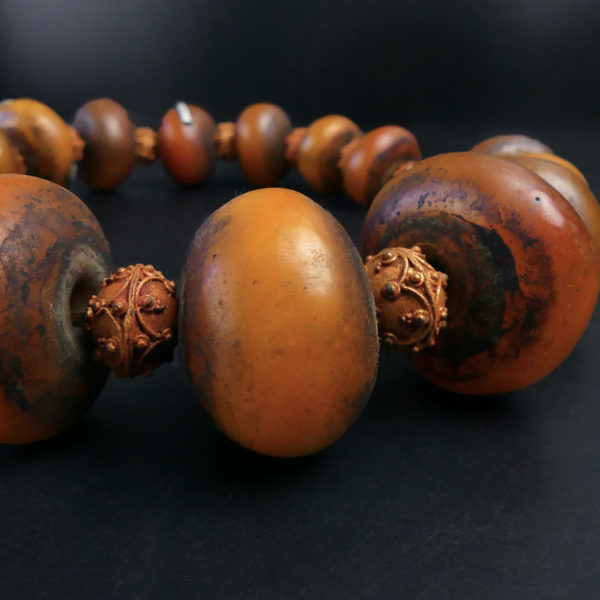 Collier berbère Amazigh ancien en ambre et boules Tagmout Maroc (détail)