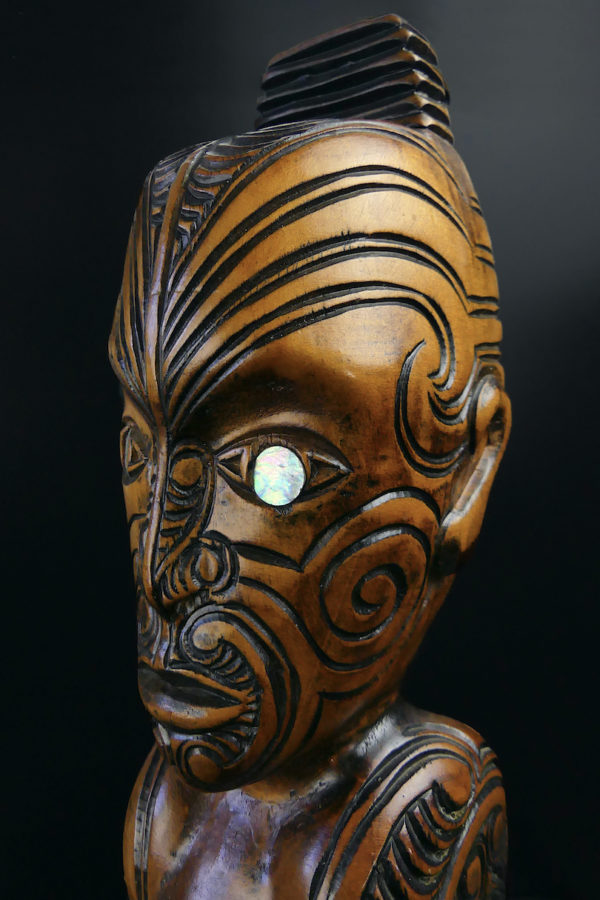 Teko Teko Poutokomanawa Māori signé en bois de Kauri (détail)