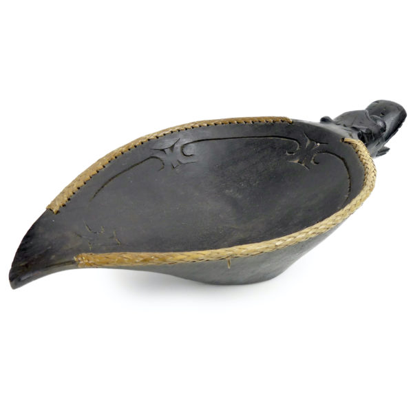 Coupe de cérémonie Batak en bois sculpté et rotin tressé Sumatra (3/4 dos)